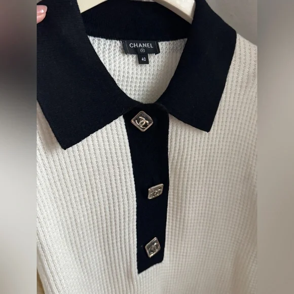 CHANEL Black and Cream V-Neck Sweater - Picture 3 of 14